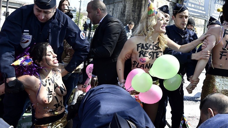 Des Femen arrêtées après une action coup de poing contre le banquet du Front national (VIDEO)