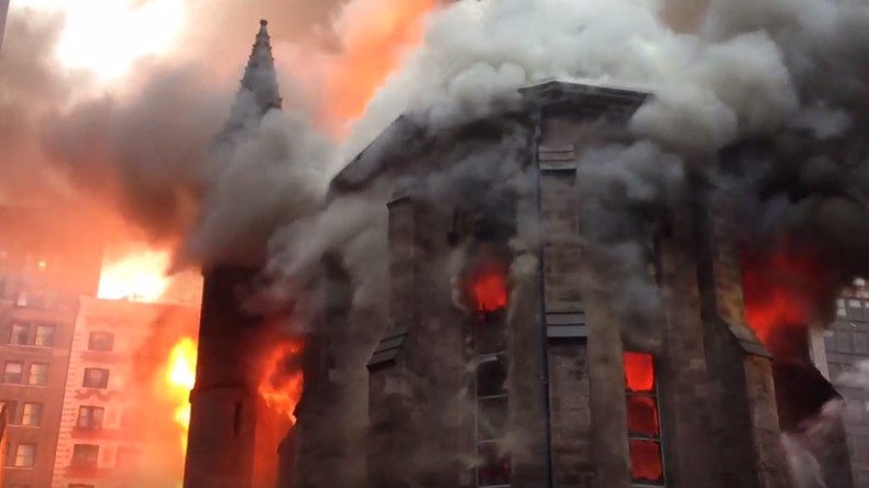Un immense incendie a dévasté une église serbe orthodoxe à New York (PHOTOS, VIDEO)