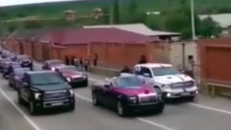 Les voitures de luxe du cortège d’un mariage tchétchène partent à la conquête du net (VIDEO)