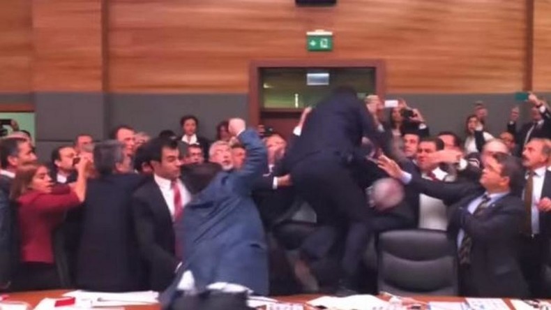Malgré une violente bagarre entre députés, l'immunité des parlementaires turcs partiellement levée