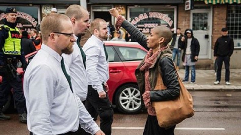 Le poing levé d'une femme face à un cortège de néo-nazis en Suède impressionne la toile