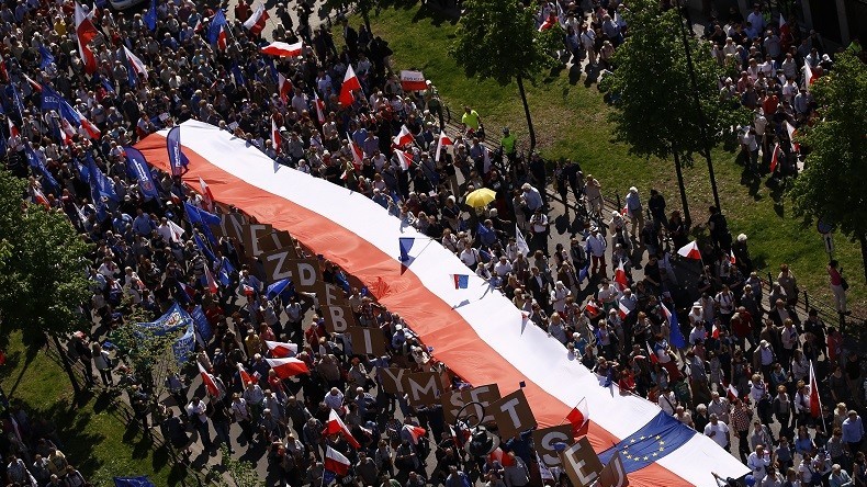 Des milliers de manifestants à Varsovie contre le gouvernement polonais, accusé d’euroscepticisme