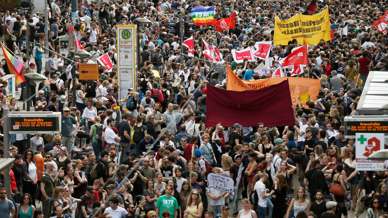 Pro et anti Merkel défilent dans les rues de Berlin (VIDEO)