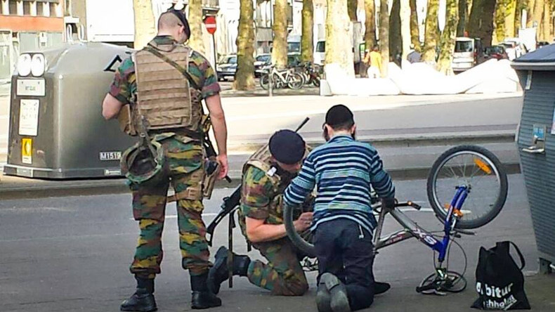 Belgique : la photo de deux militaires qui aident un passant fait le buzz