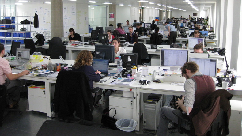 Les jeunes Français, prêts à tout pour réussir en entreprise… même à coucher