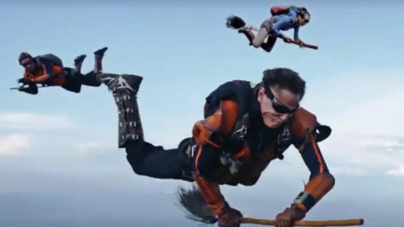 Vous rêvez de faire un quidditch comme Harry Potter ? Ces parachutistes l'ont fait ! (VIDEO)