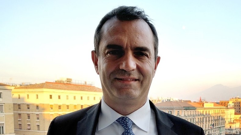 Le maire de Naples promet de se teindre les cheveux en bleu en cas de réélection au premier tour