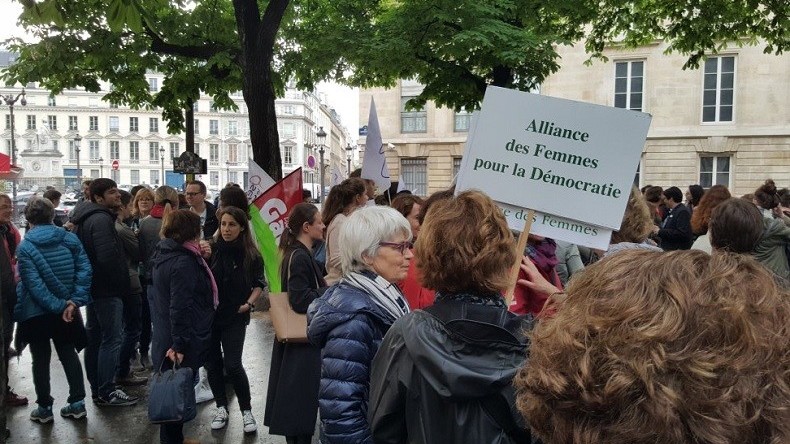 Paris : des féministes manifestent contre le harcèlement sexuel à deux pas de l’Assemblée nationale