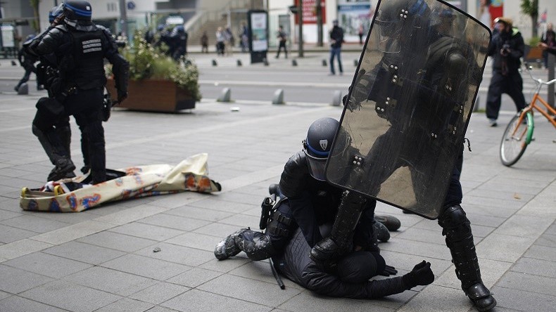 Le procès du policier qui avait frappé un lycéen renvoyé au 10 novembre