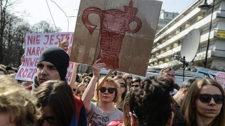 «Chaque vie est précieuse» : 140 villes polonaises manifestent contre l’avortement