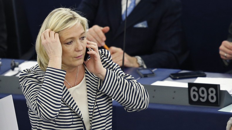 Acculée lors d’une perquisition, Marine Le Pen glisse son portable dans son soutien-gorge