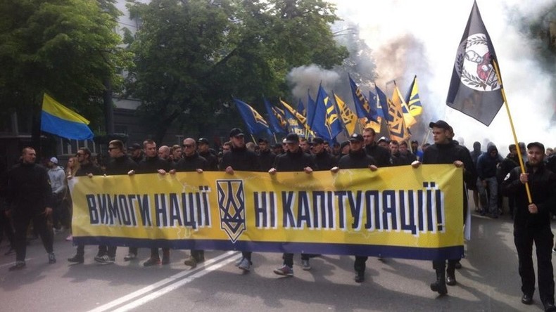 Des nationalistes ukrainiens lancent des pétards et des fumigènes devant le bâtiment du parlement