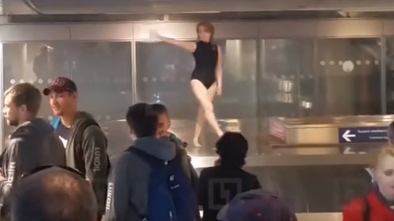 Russie : en petite tenue, une femme a organisé un défilé de mode improvisé à l’aéroport (VIDEO)