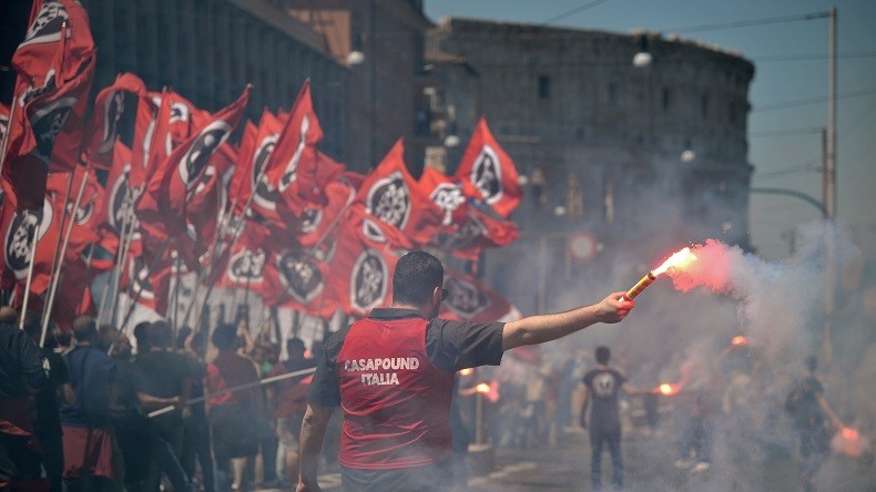 «C’est ma maison» : pro et anti-migrants manifestent par milliers à Rome (PHOTOS, VIDEO)