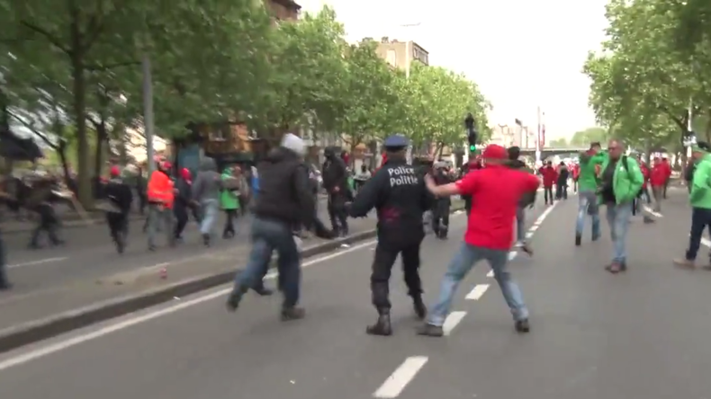 Manifestation à Bruxelles : violente agression d'un commissaire de police qui tombe à terre (VIDEO)