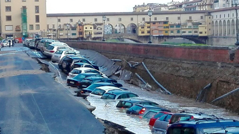 200 mètres de quai s'écroulent à Florence (VIDEO)