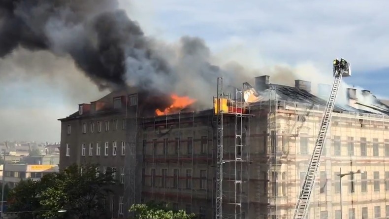 Un incendie enflamme le toit d'un immeuble en plein cœur de la capitale autrichienne (VIDEO)