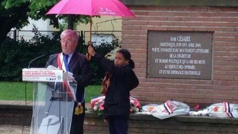 Un maire taxé de racisme pour un cliché pris lors d'une commémoration aux victimes de l'esclavage