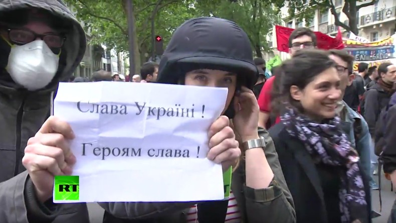 L’équipe de RT harcelée par des nationalistes ukrainiens  à Paris (VIDEO)