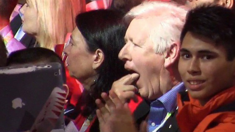 Un membre du parti libéral canadien fait mine de vomir pendant un hommage à Stephen Harper (IMAGES)