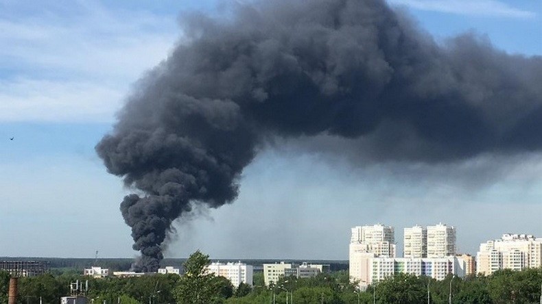 Des flammes engloutissent un entrepôt gazier près de Moscou (PHOTOS, VIDEOS)