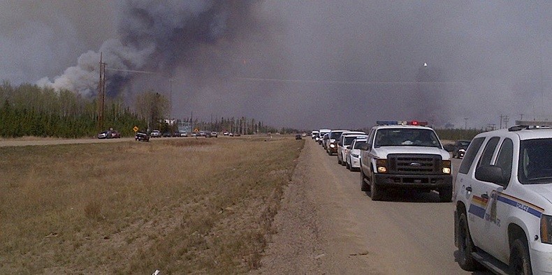 Au Canada, l'incendie continue de ravager les forêts, les foyers... et l'économie (IMAGES)