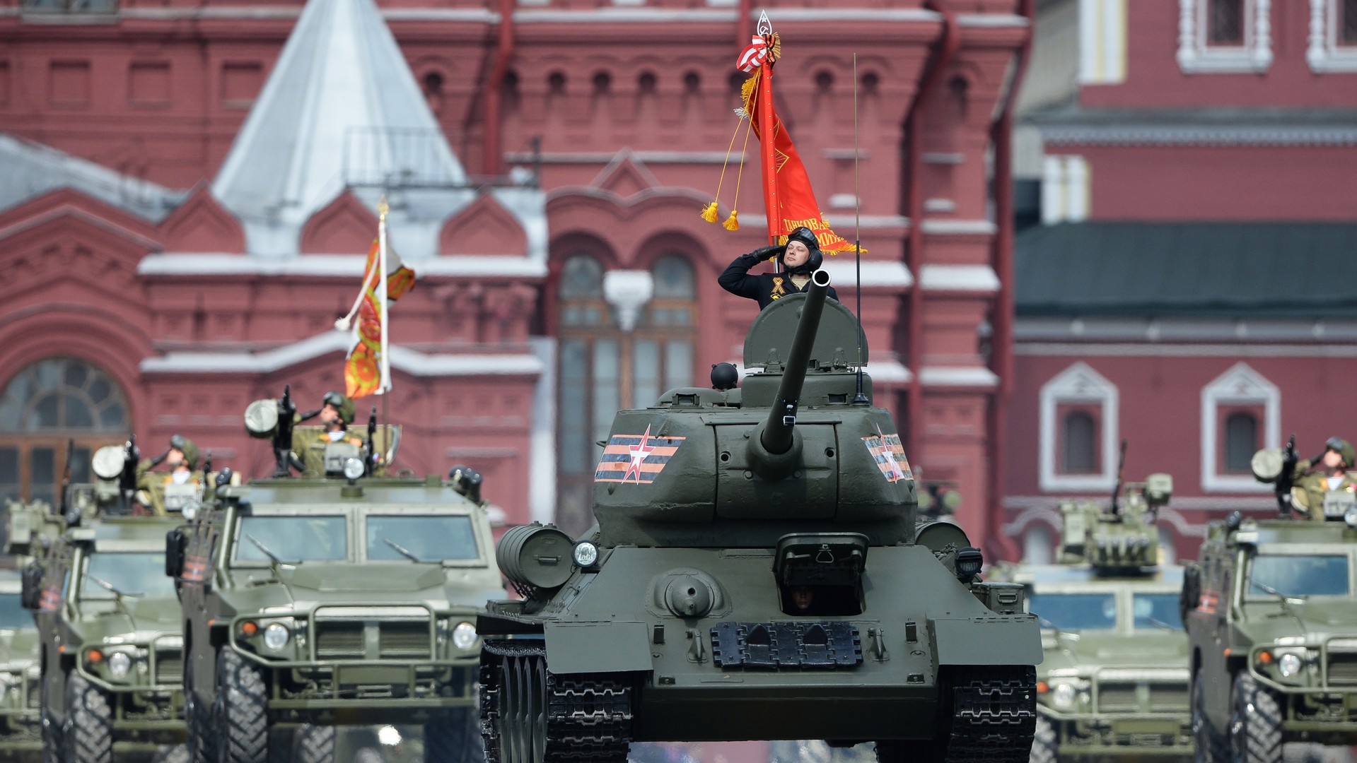 День победы город москва. Т-34-85 на параде Победы. Танк т-34 на красной площади. Т 34 85 на красной площади. Т 34 85 на параде.