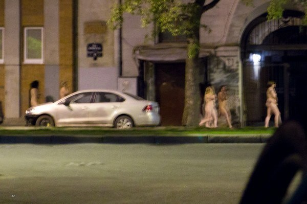 Un néonazi a fait défiler des prostituées nues dans les rues de Saint-Pétersbourg (PHOTOS)
