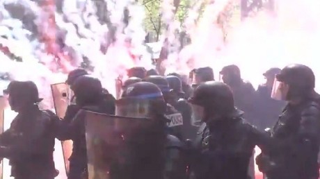 «Cassez-vous !» : les manifestants du 1er mai s'en prennent aux CRS à Paris (IMAGES)