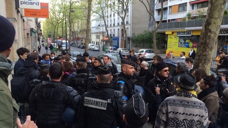 Paris : bras de fer entre les CRS et des militants s'opposant à l'évacuation du lycée Jean-Jaurès