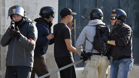 Un manifestant armé d'une barre de fer arrêté par des policiers de la brigade anti-criminalité 