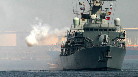 Gibraltar : un navire de la Marine d'Angleterre tire en direction d'un bateau espagnol