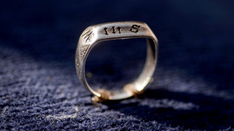 Les Anglais ne débarqueront pas : les Britanniques renoncent à l’anneau de Jeanne d’Arc