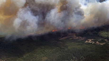 Au Canada, l'incendie continue de ravager les forêts, les foyers... et l'économie (IMAGES)