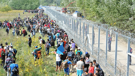 Depuis 2015, la Hongrie a construit deux murs à la frontière serbe et à la frontière croate pour faire face à l'afflux de migrants. D'autres murs ont été construits ou sont en construction aux frontières slovènes, grecques et bulgares.