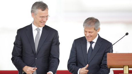 12 mai 2016 : Le secrétaire général de l'OTAN Jens Stoltenberg et le Premier ministre roumain Dacian Ciolos lors de l'inauguration de la base aérienne Deveselu en Roumanie.