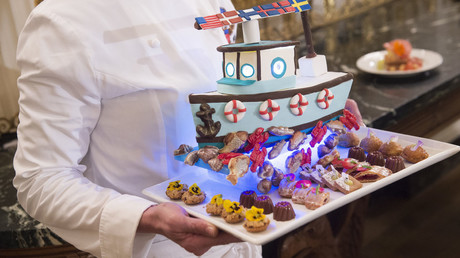 La chef de la Maison Blanche Susie Morrison tient un dessert représentant un bateau de pêche confectionné à l’occasion d’un dîner d'Etat organisé en l'honneur des pays nordiques, 12 mai 2016
