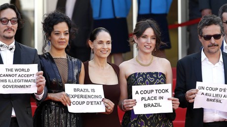 Manif contre le coup d'Etat au Brésil sur le tapis rouge de Cannes