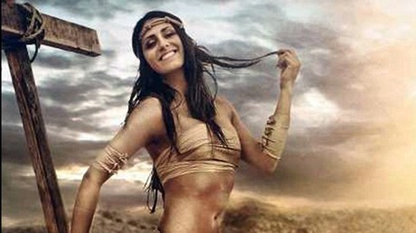 Rien n’est sacré : pour ses 38 ans, une marque de bikinis fait poser un mannequin devant un crucifix