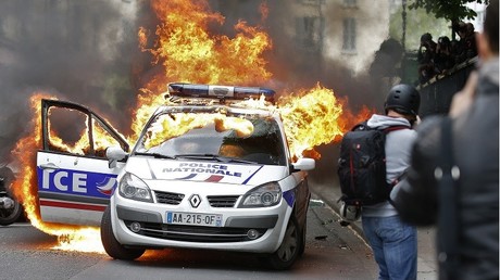 EN IMAGES : des casseurs saccagent et incendient une voiture de police à Paris
