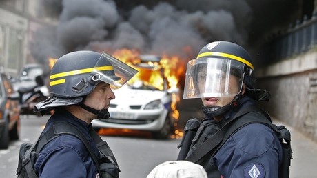 Voiture de police incendiée à Paris : cinq «antifas» placés en garde à vue
