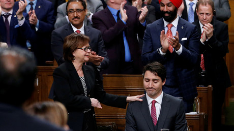 Quand le beau gosse Justin Trudeau frappe une députée d’opposition (VIDEO)