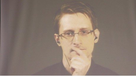 Le lanceur d'alerte Edward Snowden a travaillé pour la CIA, avant de se tourner vers le public.