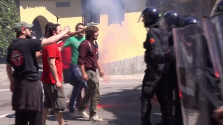 Italie : la police se heurte aux manifestants hostiles à Matteo Renzi et à sa campagne de référendum