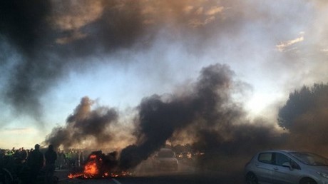 Fos-sur-Mer : la raffinerie et le dépôt de carburants ont été évacués, mais le bras de fer continue