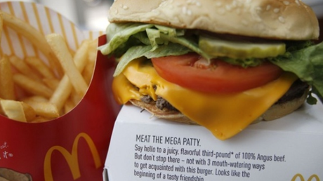 Le  Chili bannit les «Happy Meals» de McDonald's et les œufs de Kinder