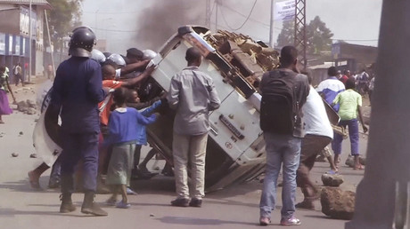 Des Congolais en colère renversent des voitures lors d'une manifestation anti-gouvernementale