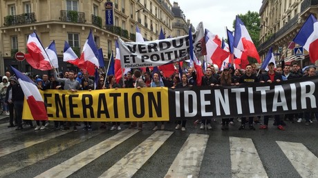 «On est chez nous !» : le mouvement anti-migrants Génération identitaire manifeste à Paris (IMAGES)