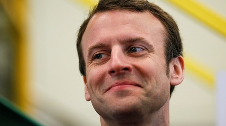 Des militants de Nîmes proposent d'offrir un T-shirt à Emmanuel Macron