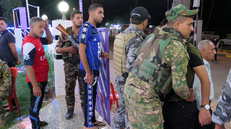 Des membres des forces irakiennes de sécurité procèdent à des fouilles lors d'une cérémonie au café Al-Furat à Balad